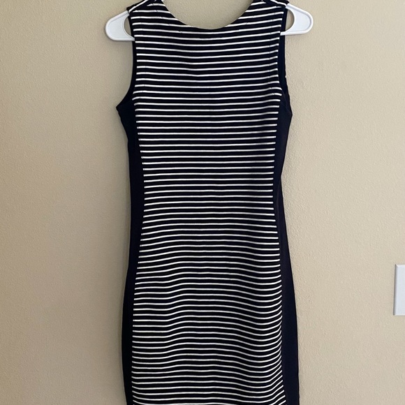 🚨FINAL REDUCED PRICE🚨 Athleta Black & White Striped Dress Size XS EUC - Picture 1 of 7